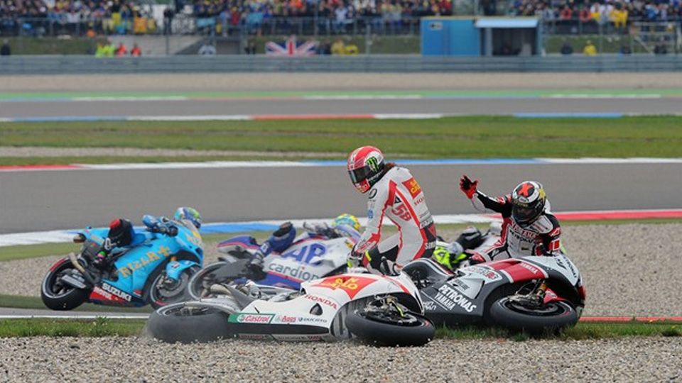 Insiden di balapan MotoGP. Copyright: © Internet